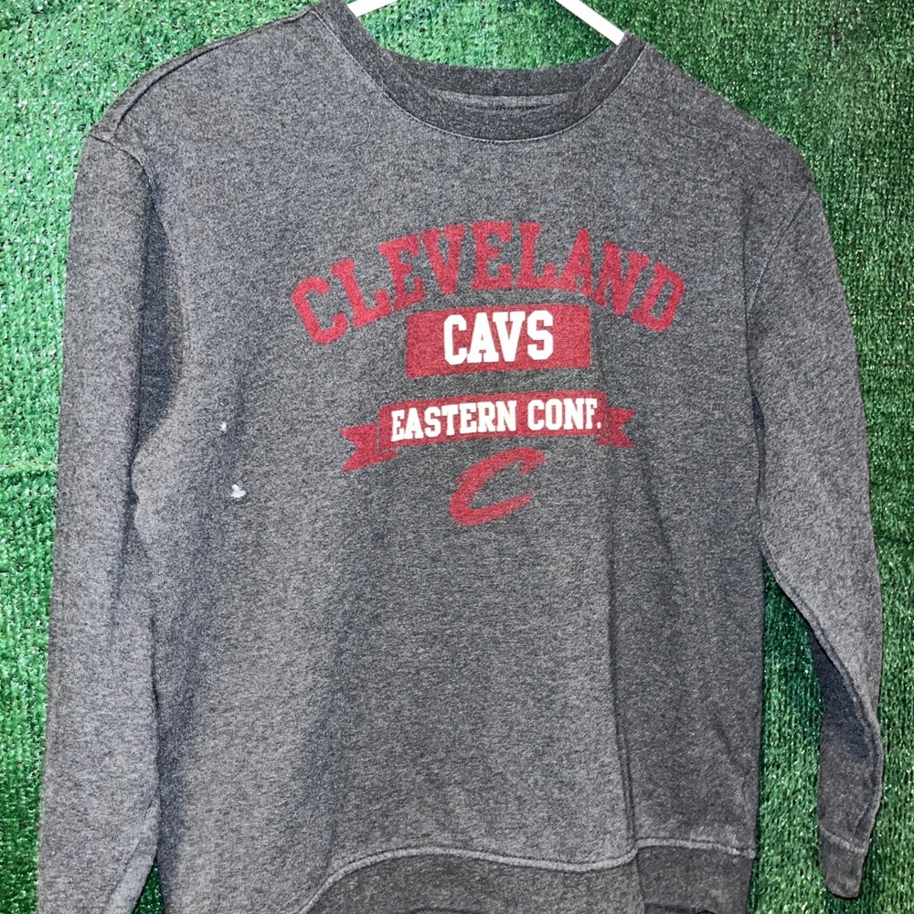 Cleveland Cavaliers CAVS Gray DISTRESSED Sweatshirt YOUTH XL NBA Lebron